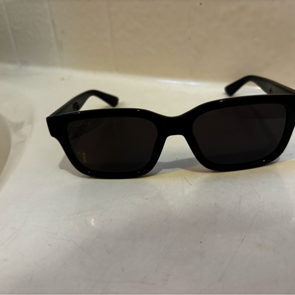 Gucci Elegant Black Sunglasses - Picture 5 of 6